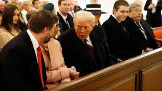 Преди клетвата: Тръмп, заедно с Мелания и Ванс, отидоха на църква СНИМКИ