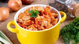 3 рецепти за уникално вкусни манджи със задушено зеле, изяждат се за минути