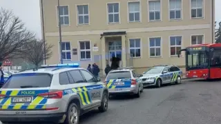 Драматичен случай: Учителка обезоръжи ученик с пистолет СНИМКИ