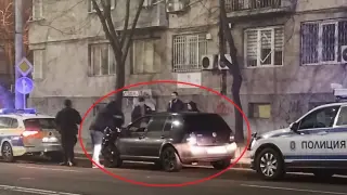 В ранни зори: Полицаи приклещиха черен Голф в Бургас, а шофьорът... ВИДЕО