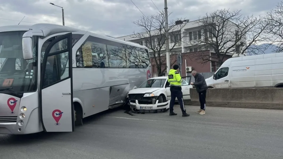 Зверско меле с автобус във Враца, шофьор е облян в кръв СНИМКИ