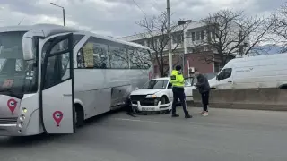 Зверско меле с автобус във Враца, шофьор е облян в кръв СНИМКИ