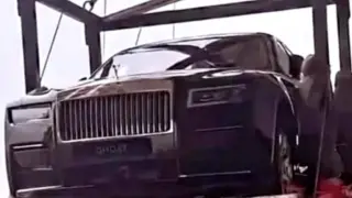 Вижте как богаташ качи Rolls-са си в пентхаус на 44-ия етаж ВИДЕО