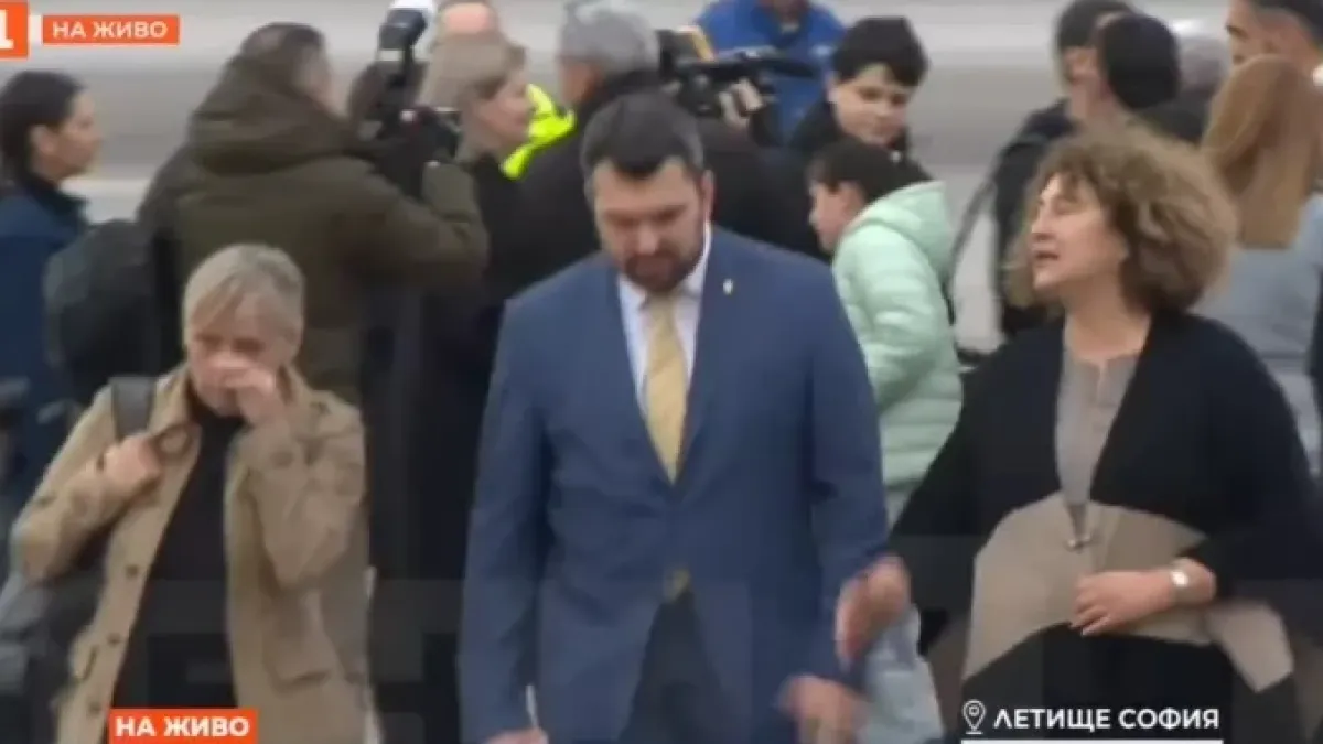 След 14 месеца в плен: Българите от "Галакси лийдър" стъпиха на родна земя НА ЖИВО