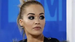 Рита Ора се показа по бански и без грим СНИМКИ 18+