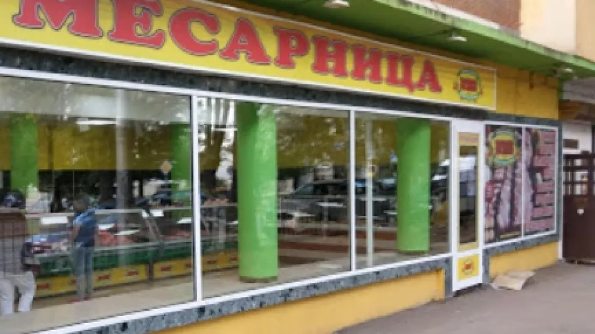 Клетата Грета изрева от тормоза на див селянин в месарницата СНИМКА