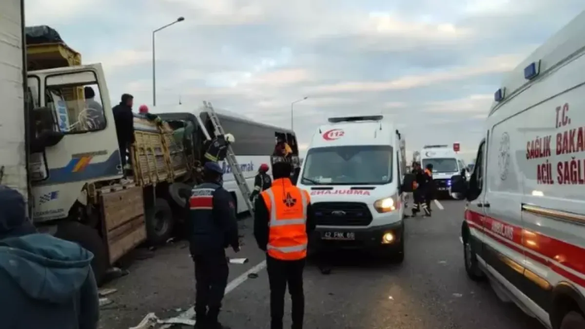 Ужас в Турция! Броят труповете - автобус се заби в тир, а микробус падна в река СНИМКИ 18+