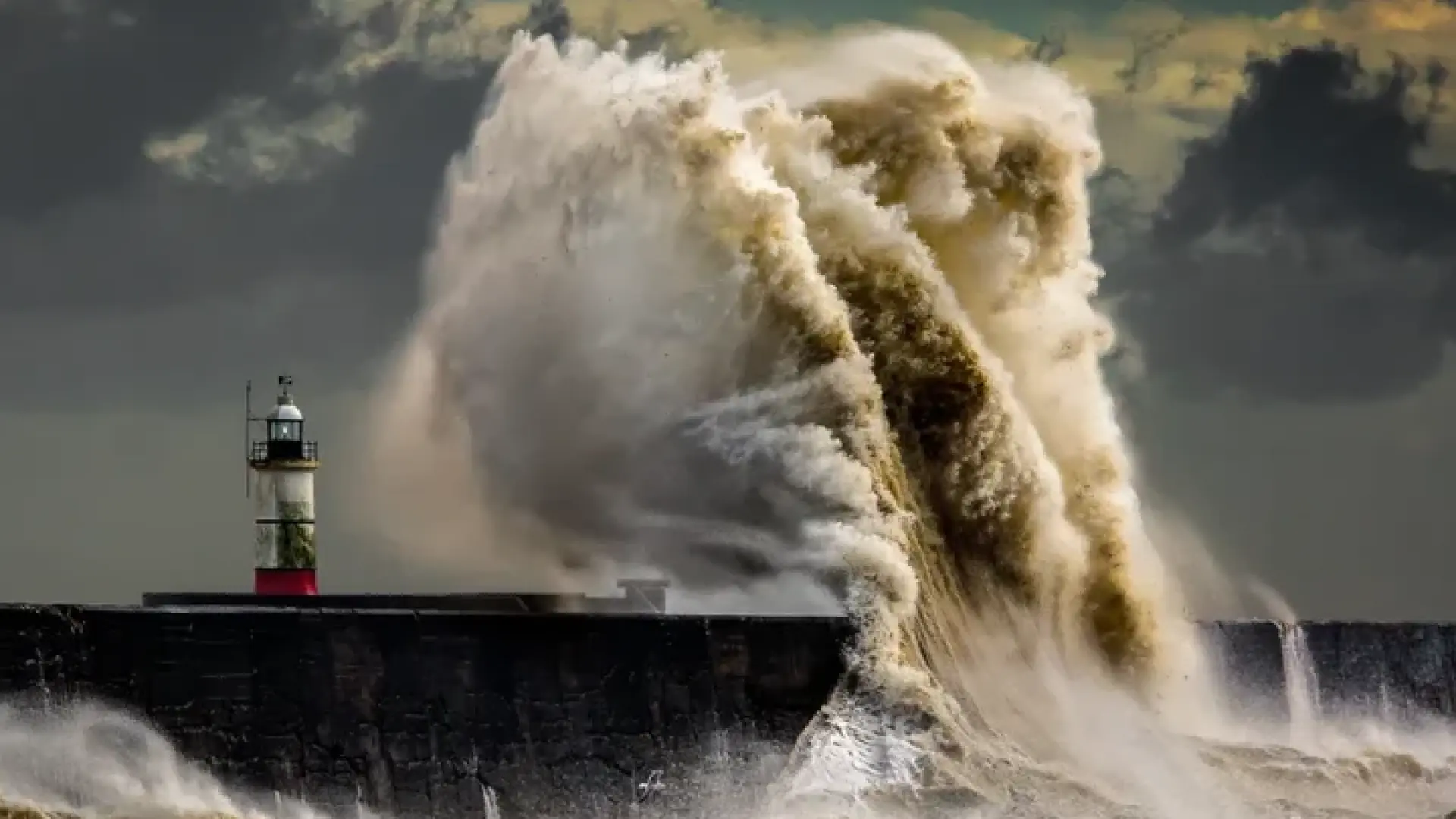 Еоуин идва: Паника на Острова - затварят училища, самолетите остават на земята СНИМКИ