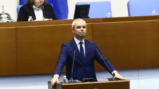Костадинов взриви НС: Предатели! Македония ни постави на колене, а Брюксел е кочина!