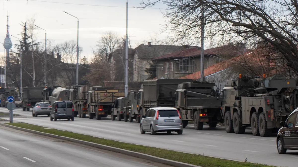 Мощен военен конвой изправи косите на хората в голям наш град СНИМКИ