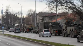Мощен военен конвой изправи косите на хората в голям наш град СНИМКИ