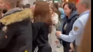 Момичета се биха на убиване пред очите на охраната в мол в Бургас ВИДЕО