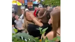 Лъсна причината за свирепото момичешко меле в бургаски мол, брутално ВИДЕО