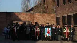 Зеленски и Радев заедно в "Аушвиц", Дуда положи венец на Стената на смъртта