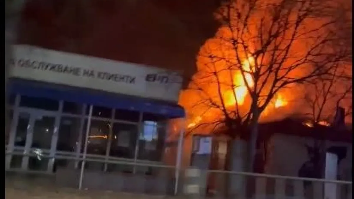Голям БГ град осъмна в пламъци, пожар избухна в бивше помощно училище във Варна ВИДЕО