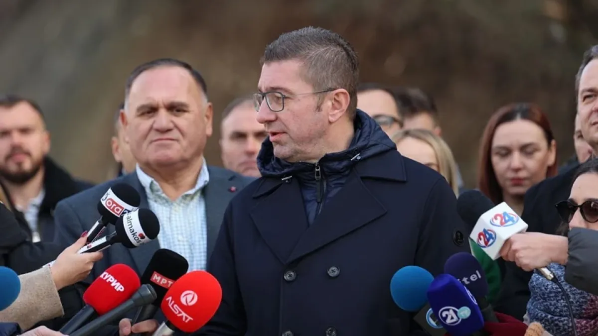 Мицкоски готов да приеме българите в конституцията, но...