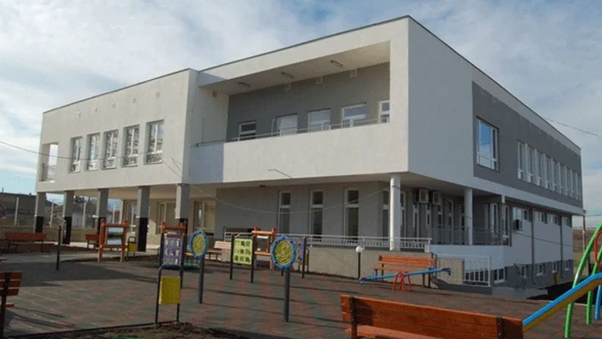 Малката Хриси стоя гладна и жадна цял ден сама в градината, причината е скандална СНИМКА