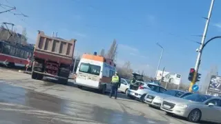 Извънредно в БЛИЦ! Инфарктна ситуация на столичен булевард, човек лежи на платното СНИМКА