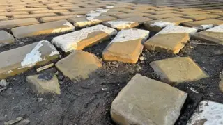 Няма край! Пак проблем с жълтите павета в София СНИМКИ