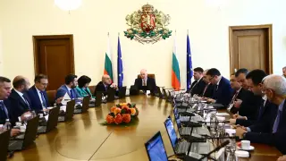 Министър на Желязков се оказа топ готвач, прави дроб сърма пред камера