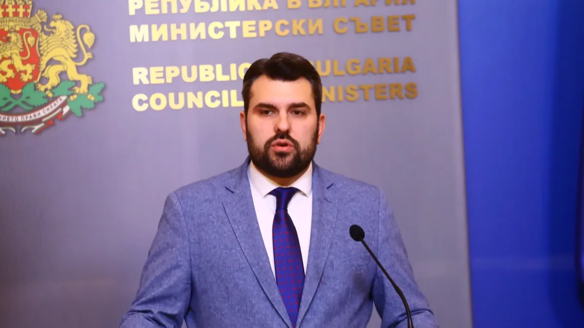 Министър Георгиев побесня заради кораба "Вежен" 