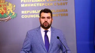 Министър Георгиев побесня заради кораба "Вежен" 