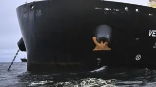 Ексклузивно ВИДЕО с въоръжени командоси на борда на кораба „Вежен“