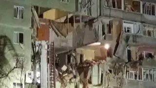 Дронове атакуваха Суми тази нощ, поразен е многоетажен жилищен блок ВИДЕО