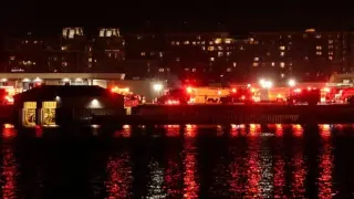 Извънредно от Вашингтон: Пътнически самолет се сблъска с военен хеликоптер, има загинали, а Тръмп... ВИДЕО