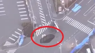Огромна дупка „погълна“ камион в Япония, трети ден не могат да извадят шофьора ВИДЕО