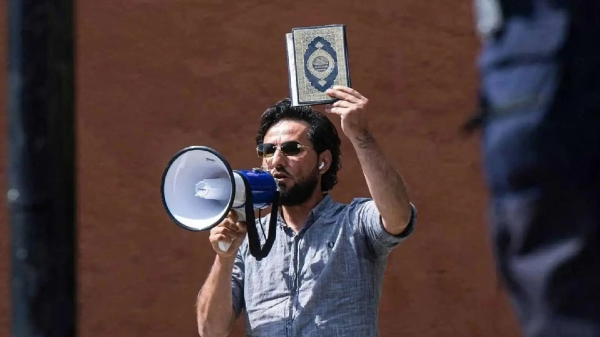 Разстреляха като куче иракчанин, горял корана на протести 