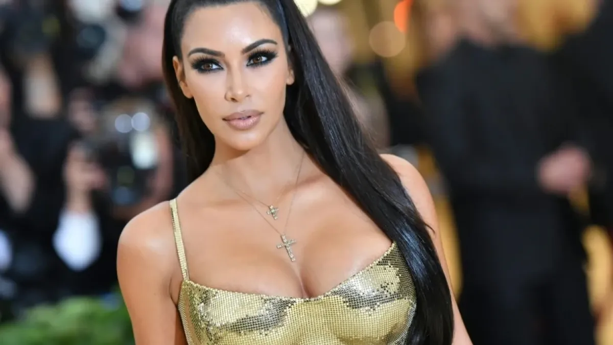 Ким Кардашиян облече малки бански и разголи гърдите си СНИМКИ 18+