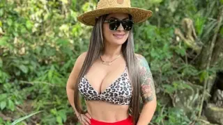 Най-сексапилната тираджийка Милена се показа по малък бански ВИДЕО 18+