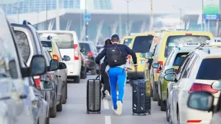 Тотален хаос на летище София! Хора псуват, свистят клаксони