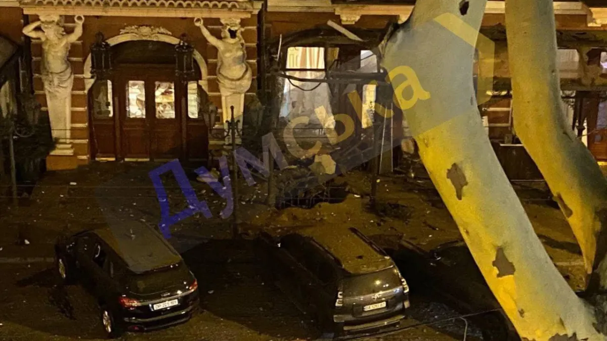 Вой на сирени и силен взрив в Одеса, ударен е легендарен хотел ВИДЕО