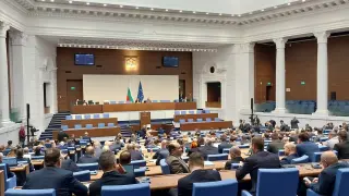 Депутатите с ключово решение за куп известни артисти