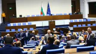 БСП шашнаха с признание за бюджета, ще настръхне ли НС от това решение?