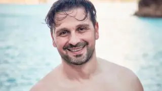 Александър Сано засечен с пачка пари и нова електрическа кола за 100 000 лв. ПАПАРАШКИ СНИМКИ