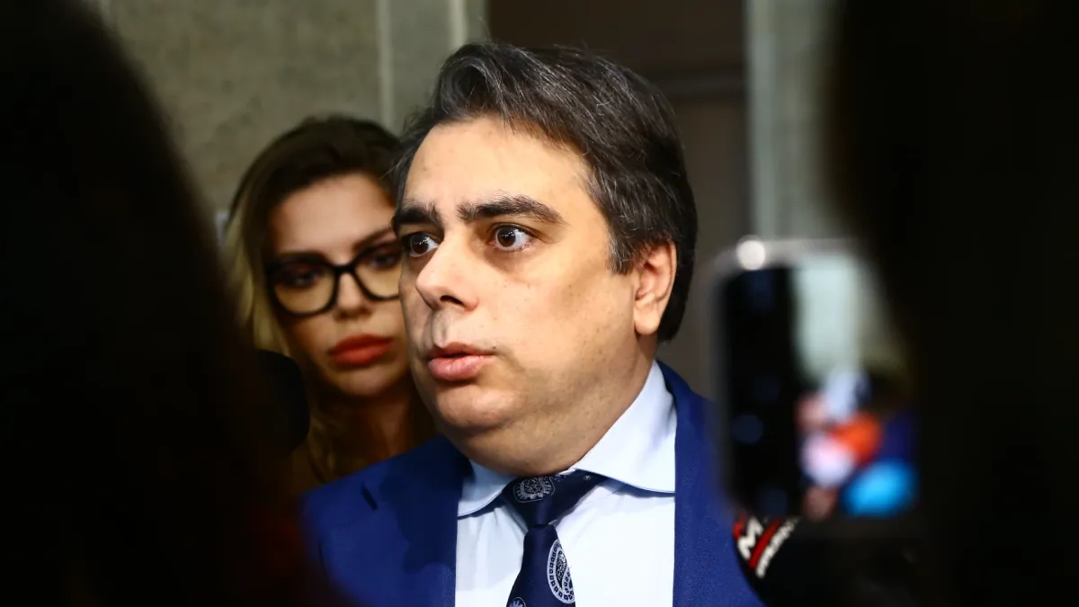 Асен Василев зове външни одитори да проверят парите в градския транспорт на София