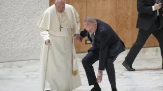 Папата претърпя инцидент, притеснителни СНИМКИ и ВИДЕО