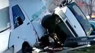 Зрелищна гонка на джигит с крадена кола с полицията приключи с бясна каскада в село до София ВИДЕО