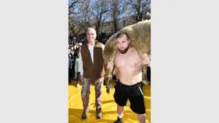 Мъжка борба: Смелият Георги пребори 160-килограмовият Хюсеин, за да вдигне "баша" над главата си