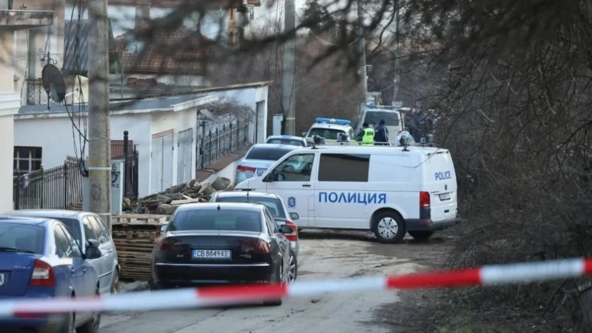 Мъж с прерязано гърло открит в къща, имал 80 бона и килограм злато Видео