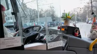 Всички да бяха така! Колоритна шофьорка на автобус смайва пътниците си ВИДЕО