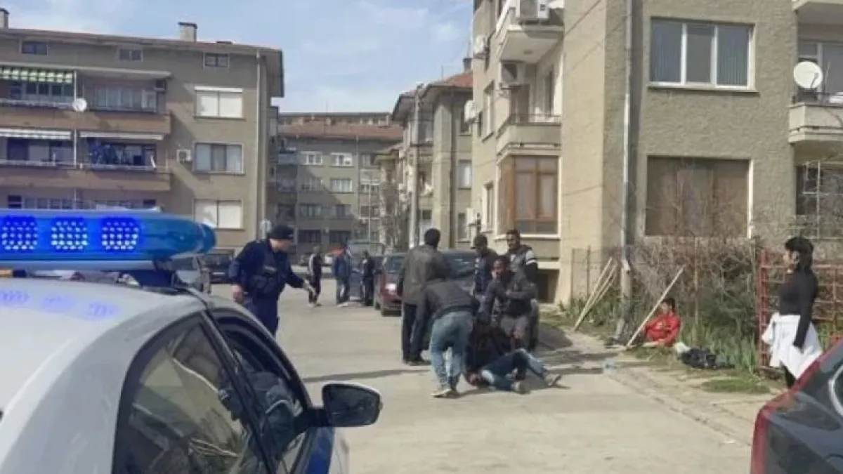 Свиреп екшън в Асеновград: 50 човека с колове и тръби се изсипаха пред съда, намеси се полиция 