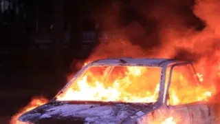 Кола избухна в пламъци на бензиностанция в Разград, а шофьорът...