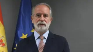 Посланик загуби работата си, след като задряма по време на... ВИДЕО