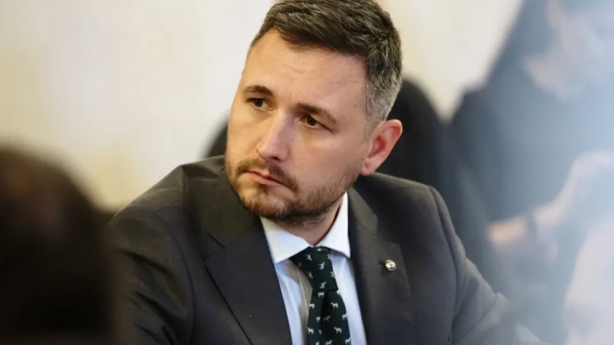 Истината лъсна: Деребеите се озъбиха, рекетират кабинета