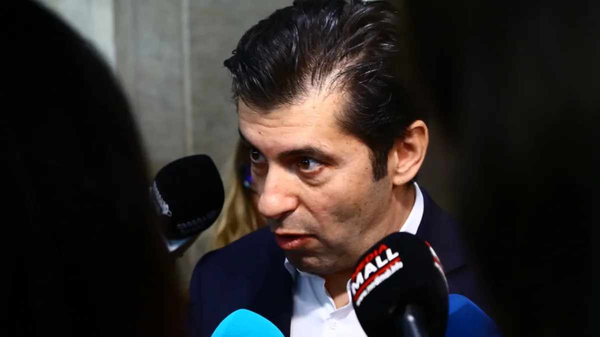 Петков се размечта за регулаторите и се закани на Борисов