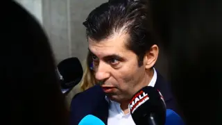 Петков се размечта за регулаторите и се закани на Борисов
